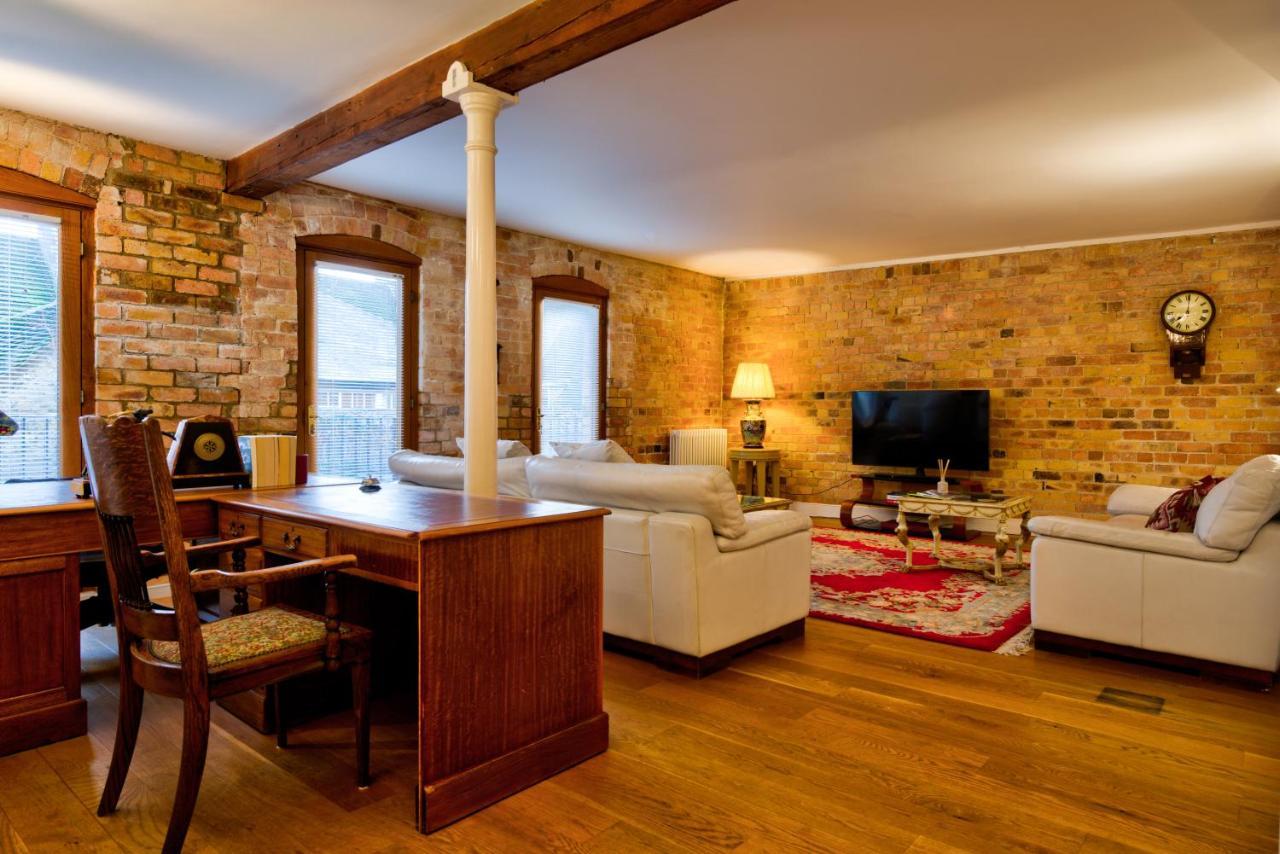 Stylish Town Centre Stay - 2-Bed Luxury Suite With Wifi Stamford Bagian luar foto